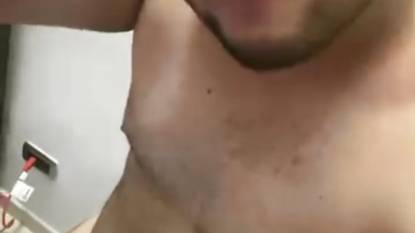 A big bear playing with his fat cock 🍆💦 - סרטון של Stanlywilliams14, דוגמן/ית מצלמה