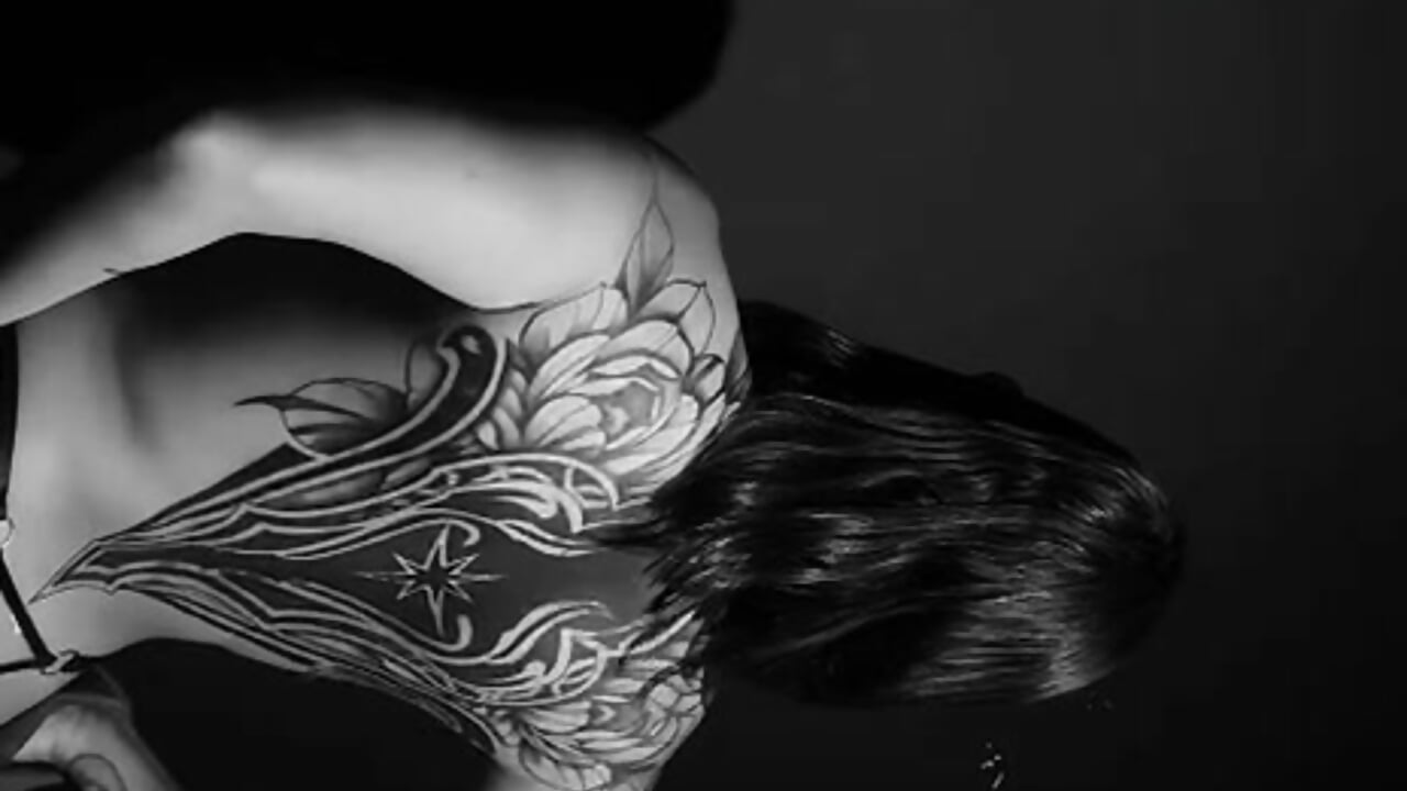 Shadows on my body🖤 - video của người mẫu cam sarahyatess