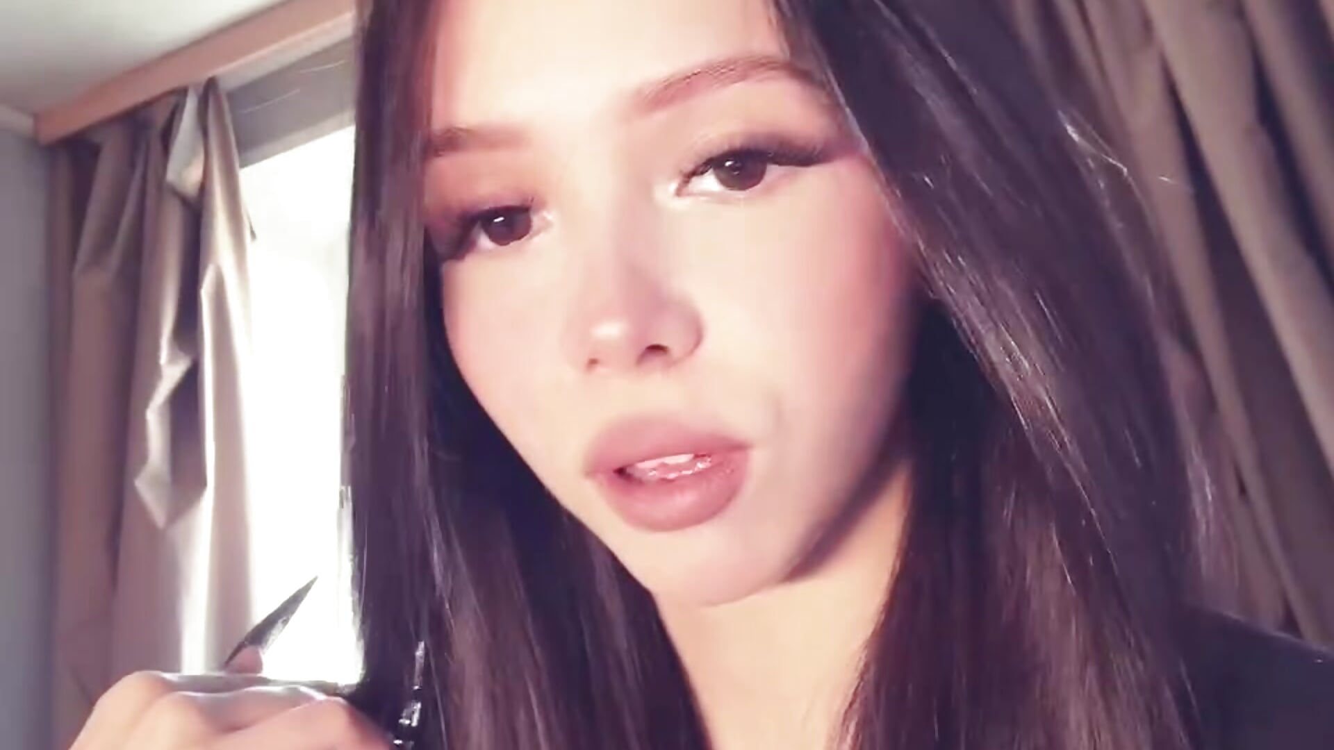 ^_- – video od webkamerové modelky Avi_Lin
