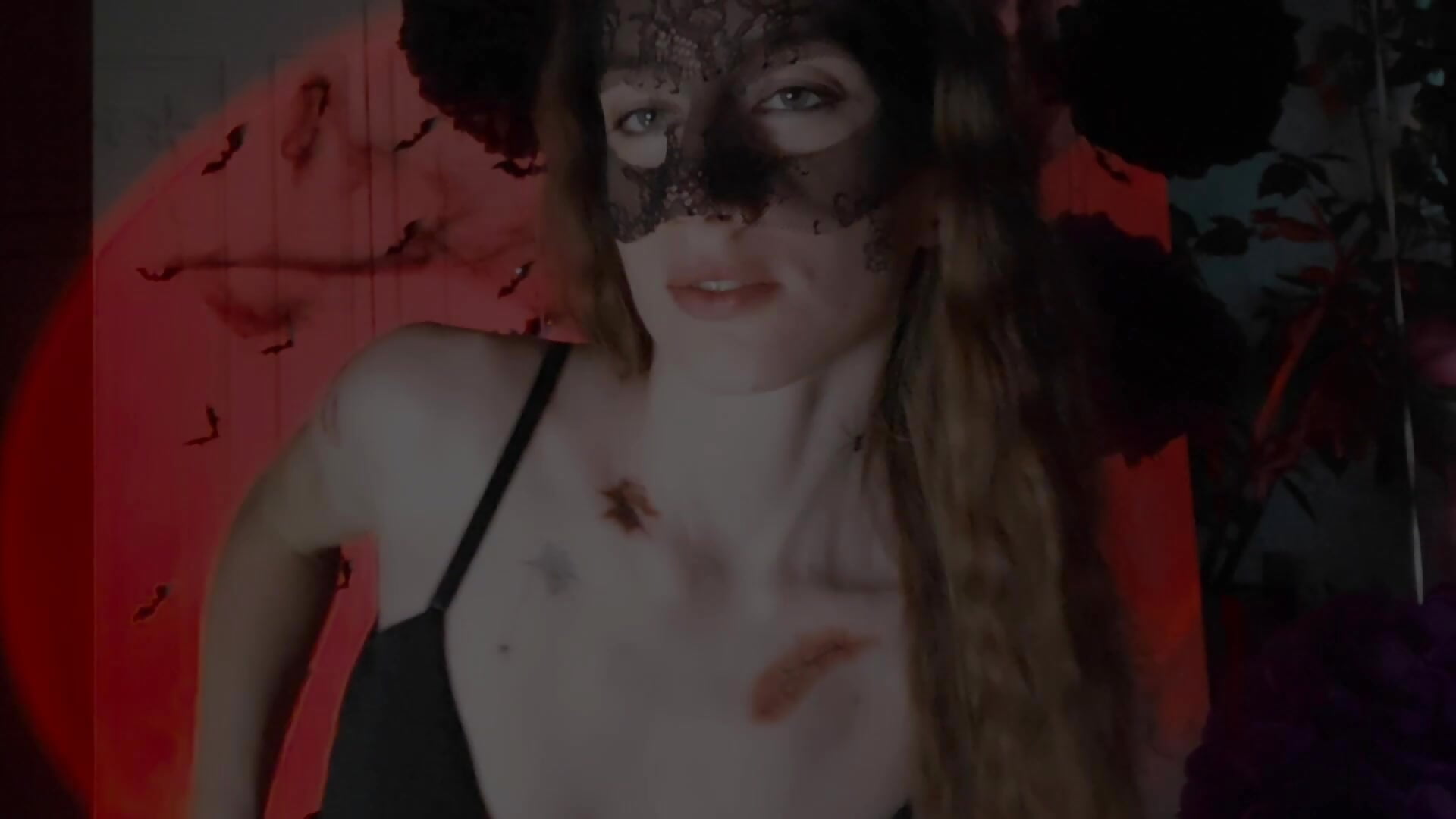A wild cat went out hunting😁🙀🕷👀. Happy Halloween, guys!😅🕸🌙 - vídeo de AngelXRose_ modelo de câmara