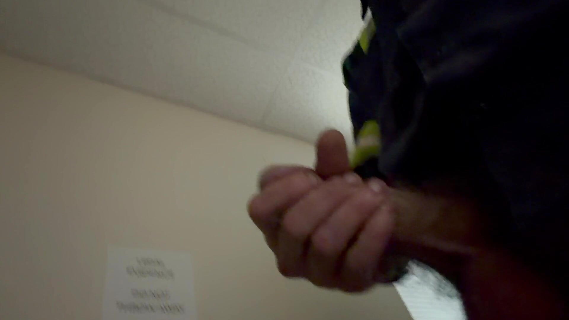 Jerking off at work - 視頻來源： hardfetguy