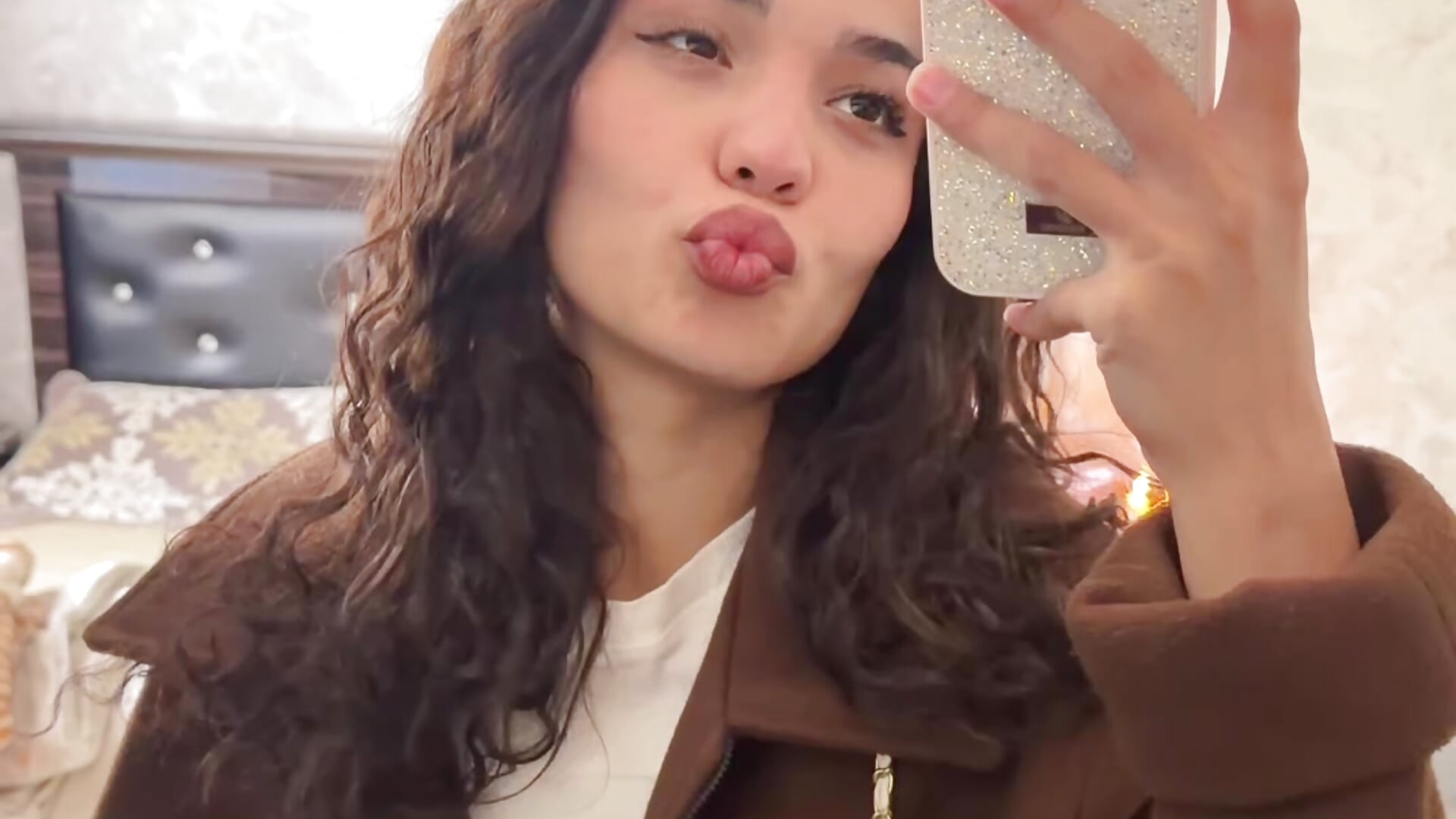 In the mood to be luxurious 🥂 - video by PaulaPope cam model