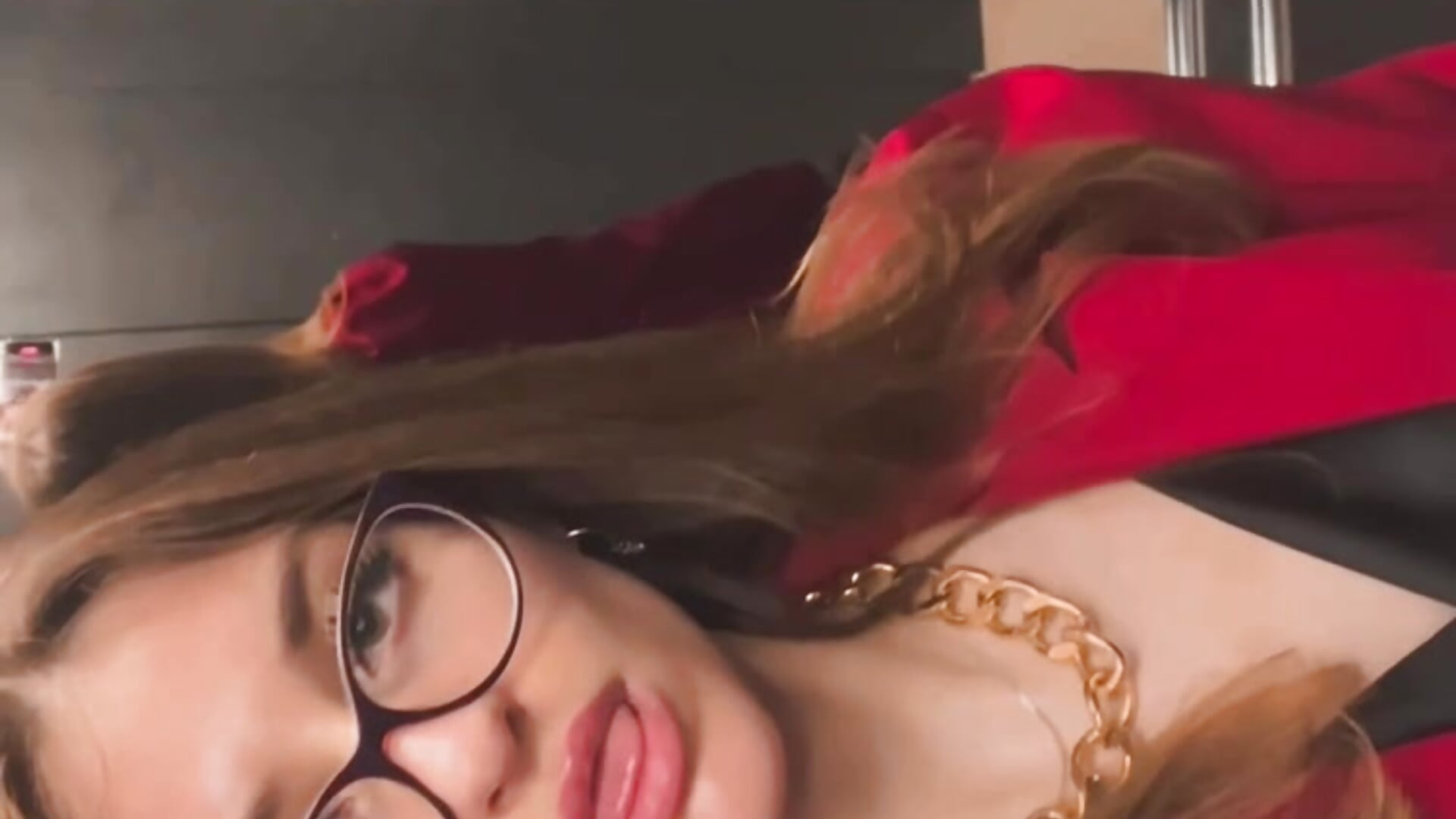 I’m in the elevator <3 - video di JackiBurzynski modella di cam