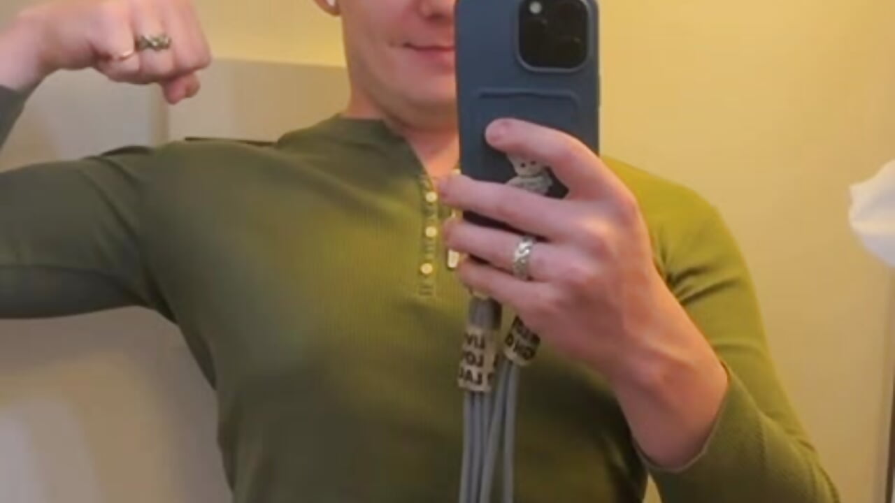 Waiting for you in a plane toilet – video af herculess_