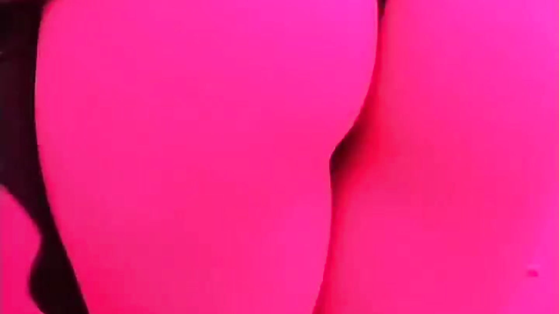 Love twerkingg😝 – video modela na kameri x_cherrie_x