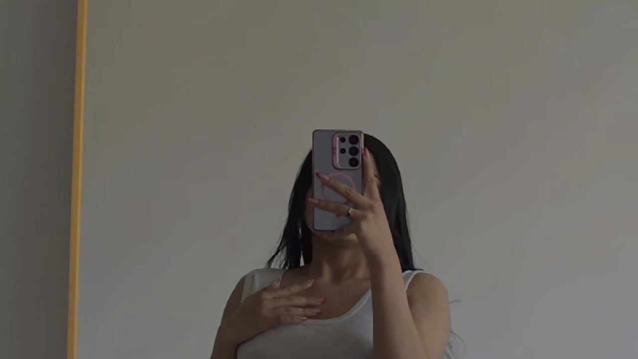 Do you like my body? – video od webkamerové modelky Emilyy_