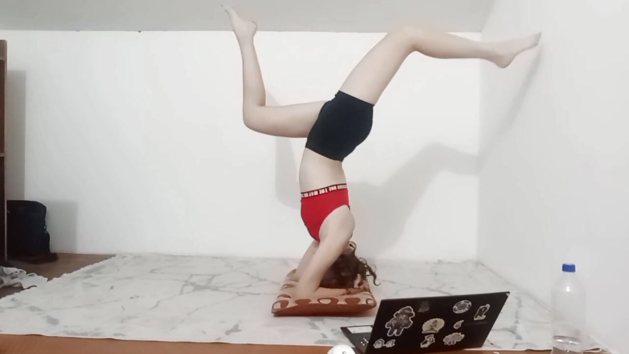 my first handstand video - 視頻由 _PeaceGirl_ 主播提供