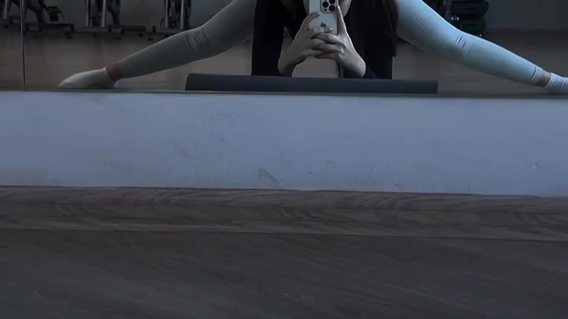 I have been doing gymnastics for 11 years :) - video di emiliakek modella di cam