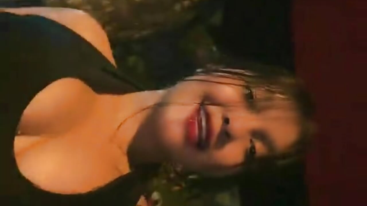 Kisses 👄 - video di LauAllYours_ modella di cam