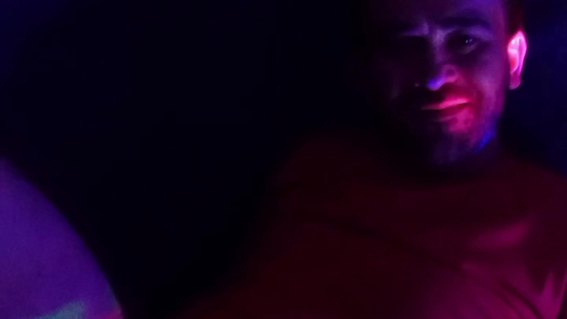 Na cama de camiseta e só de cueca... – video od StripperBond