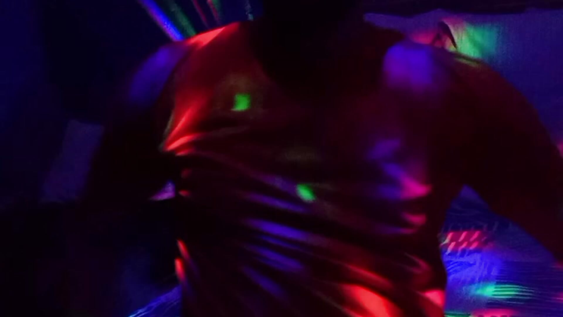 Tirei o meu shorts e fiquei mais a vontade de cueca branca na cama!!! – video od StripperBond