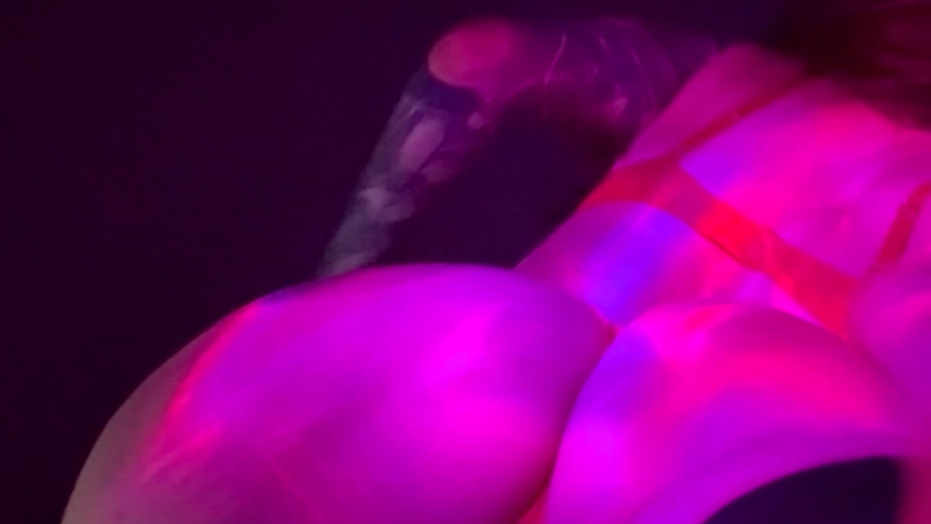 Neon dance – video od webkamerové modelky Adele_Secret