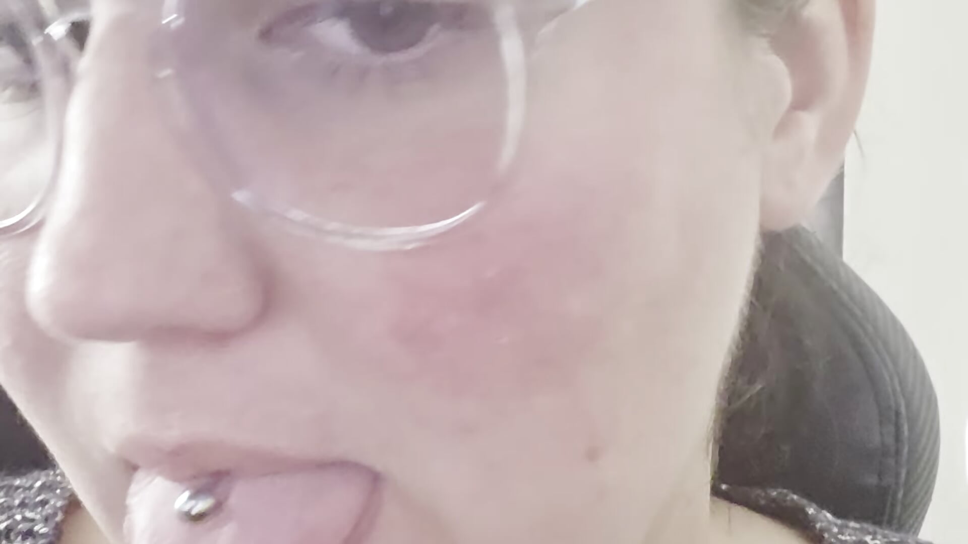 piercing langue – video od webkamerové modelky alkynaaa