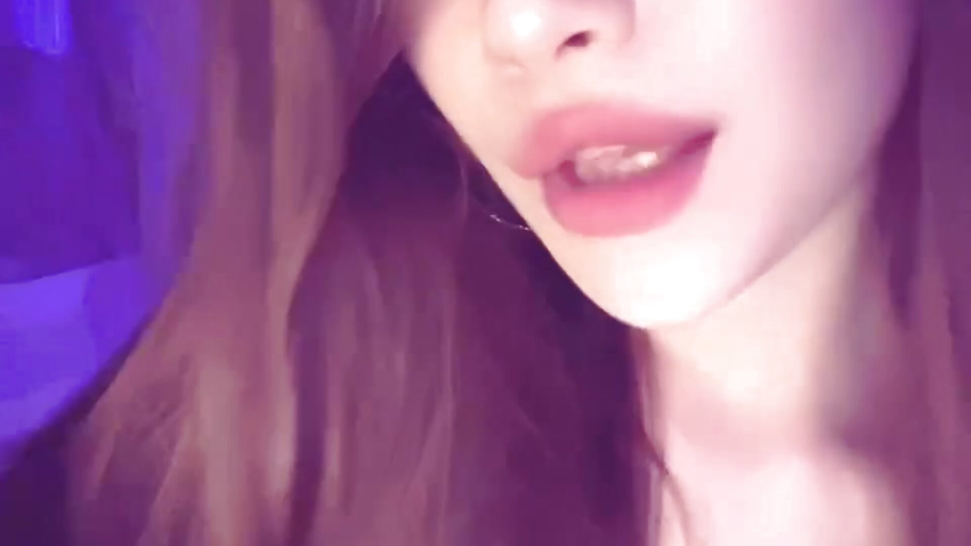 Lipsing 😜😘 – video od webkamerové modelky kity_bubbles