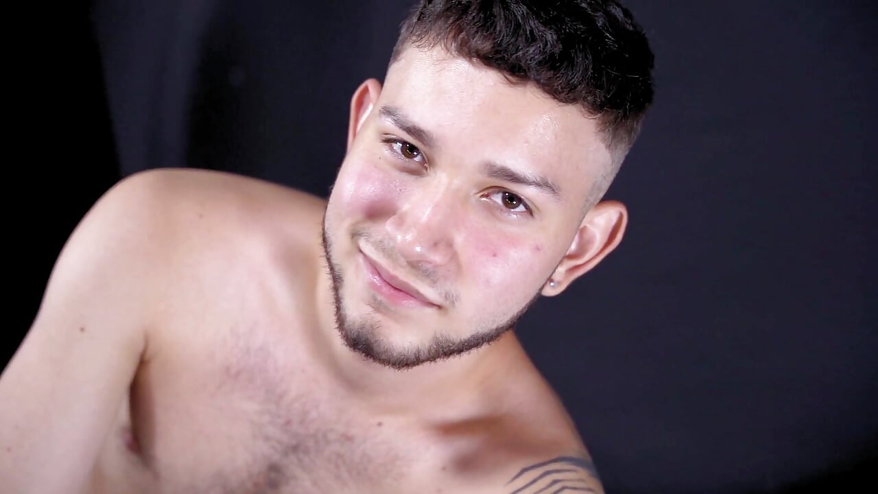 🌶️ A Latin boy with a taste for temptation.－Angel_Solerの動画