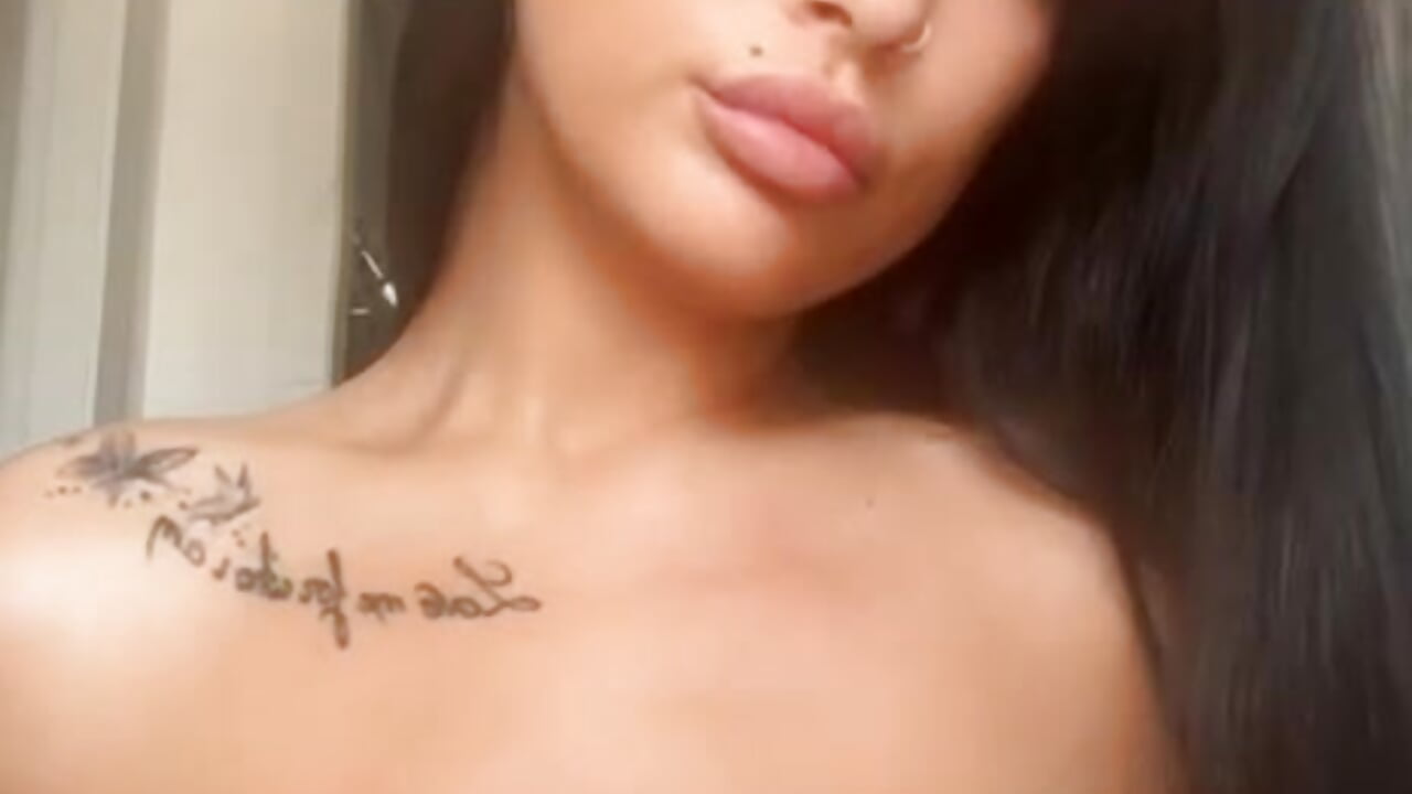 Taking my bra off in front of you🤭– KimVixen kameramodell videója