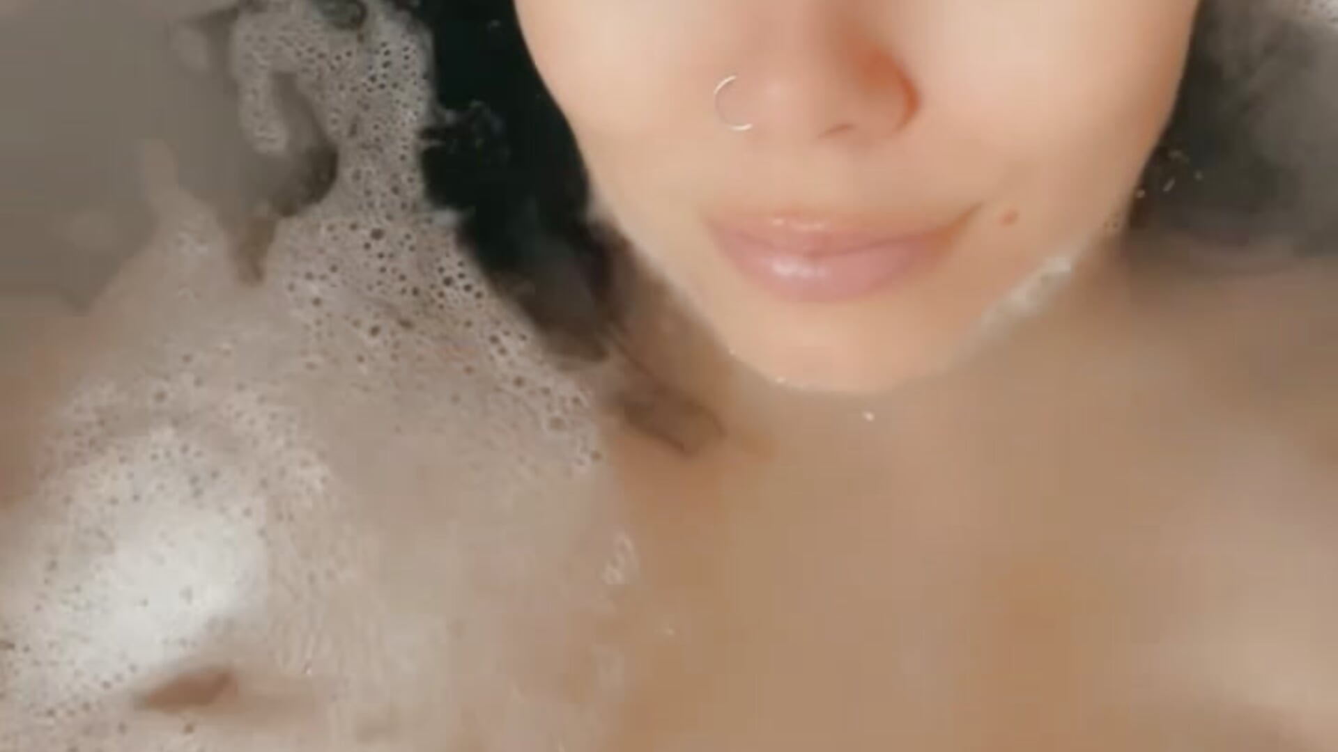 Titts and face in the bath