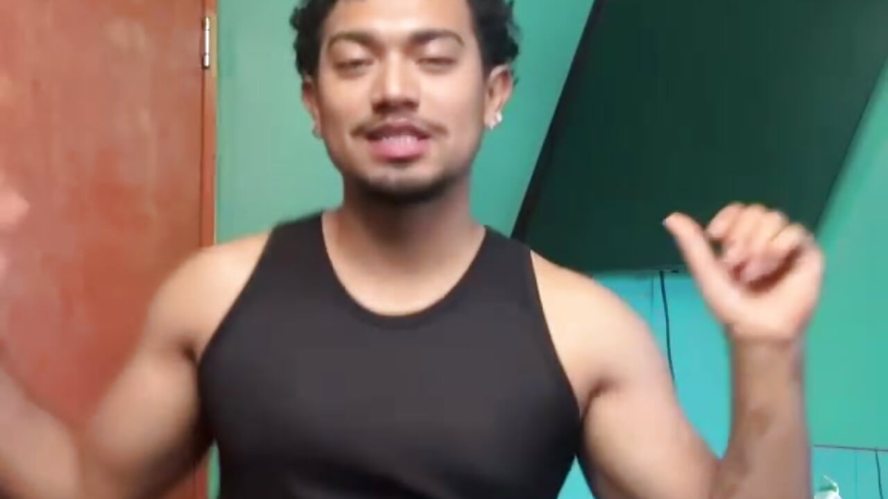 WhatsApp Video 2026-10-18 at 11,15,44 PM - video av Macrino2 cam-modell