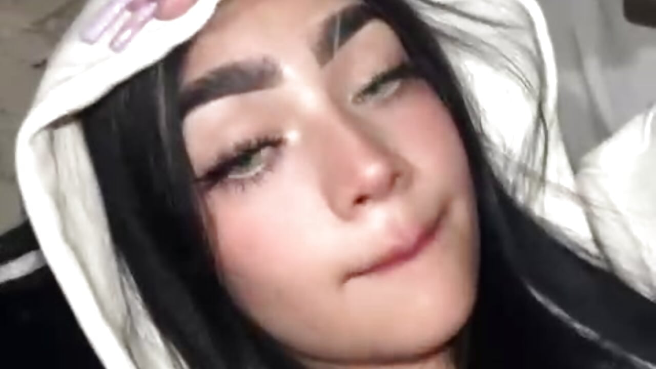 Kiss🫦 - video oleh model kamera Dolly_raee