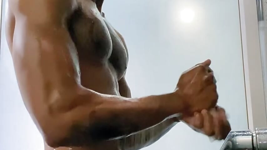 Wet in the shower - video di Dleon261 modella di cam