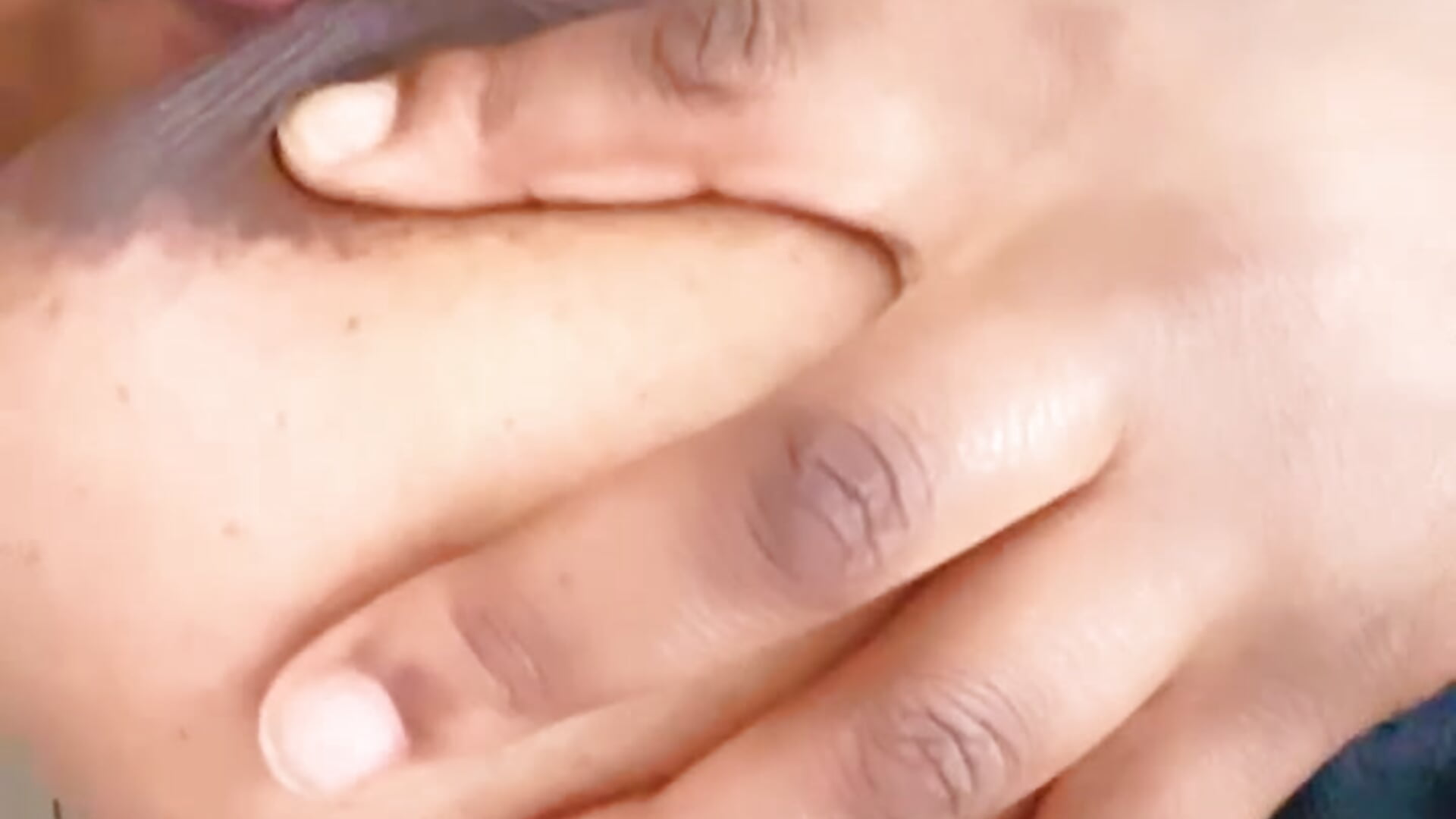 Sucking my nipples – video od webkamerové modelky caramelbooby22