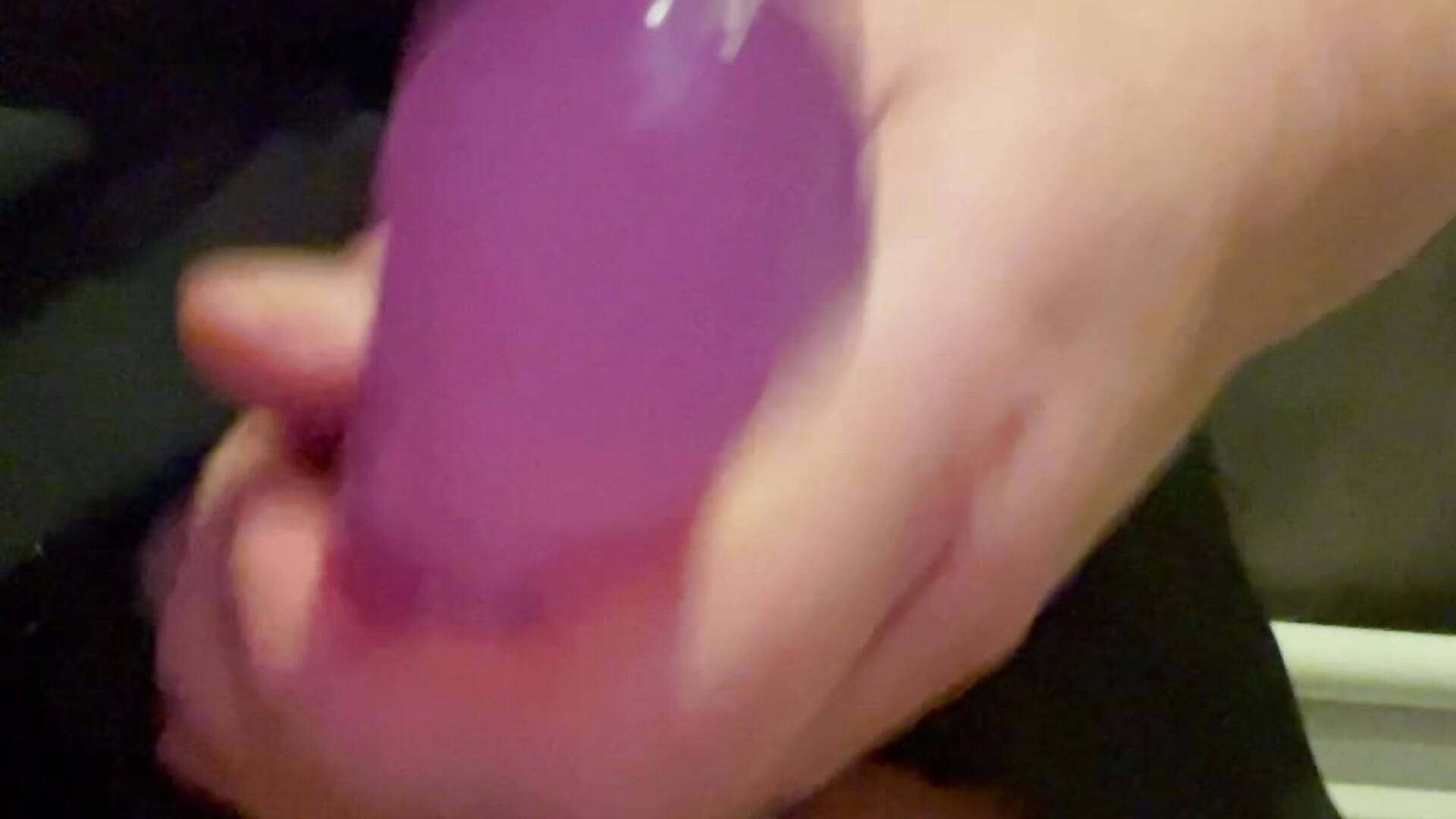 Strap-on tease – video af Big-Bootiej