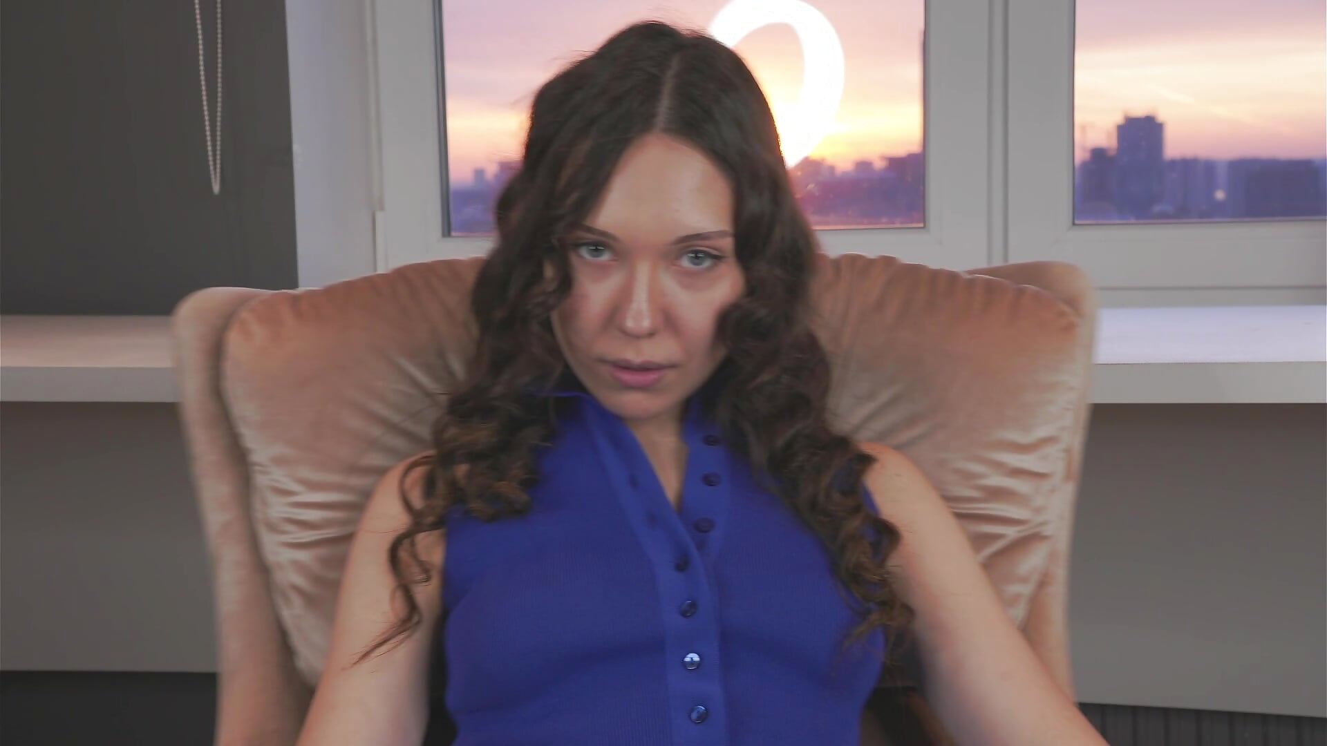 A stunningly beautiful girl and a wonderful sunset - video oleh GladysTurkel kamera model