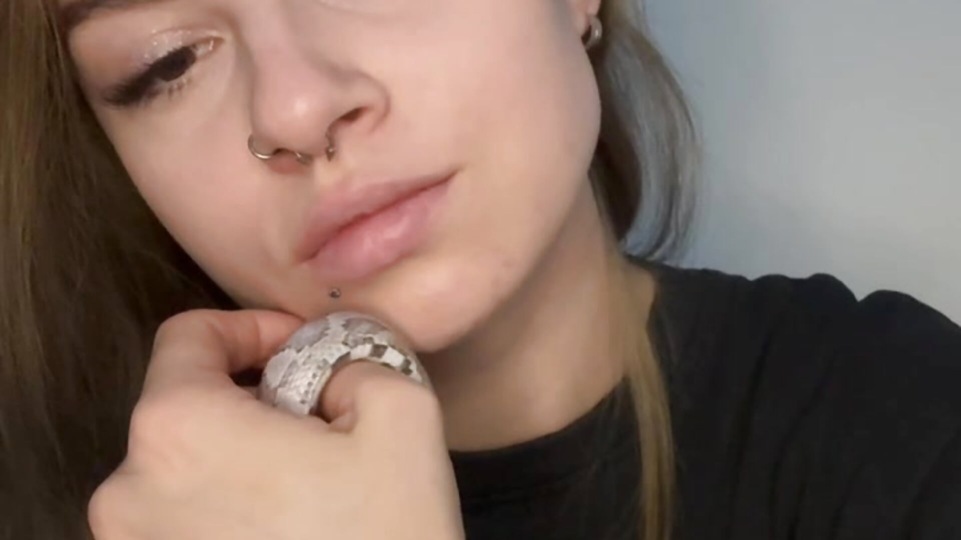 my snake - video by DaciaBones cam model