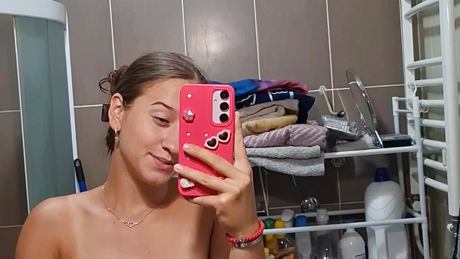 Getting ready for a shower 💦 - video itsmilica_xo kameramallilta