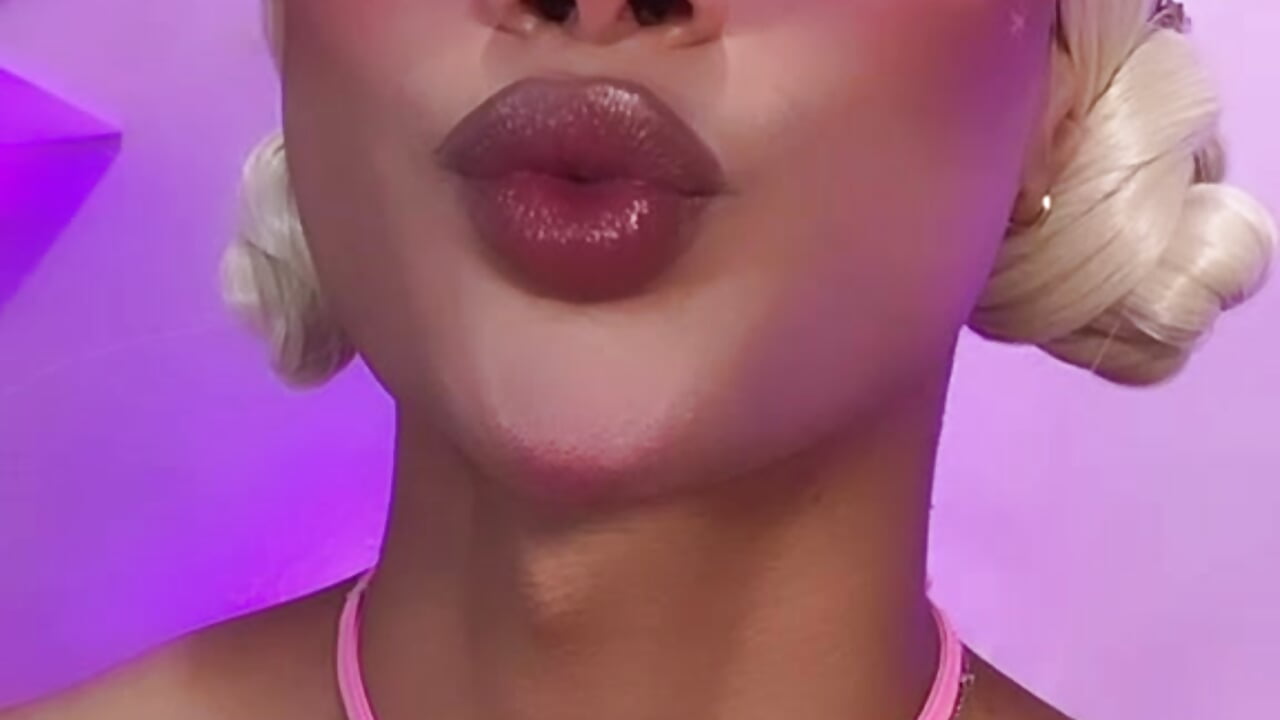 Kisses🌺 - video by shuruk_sarahis cam model