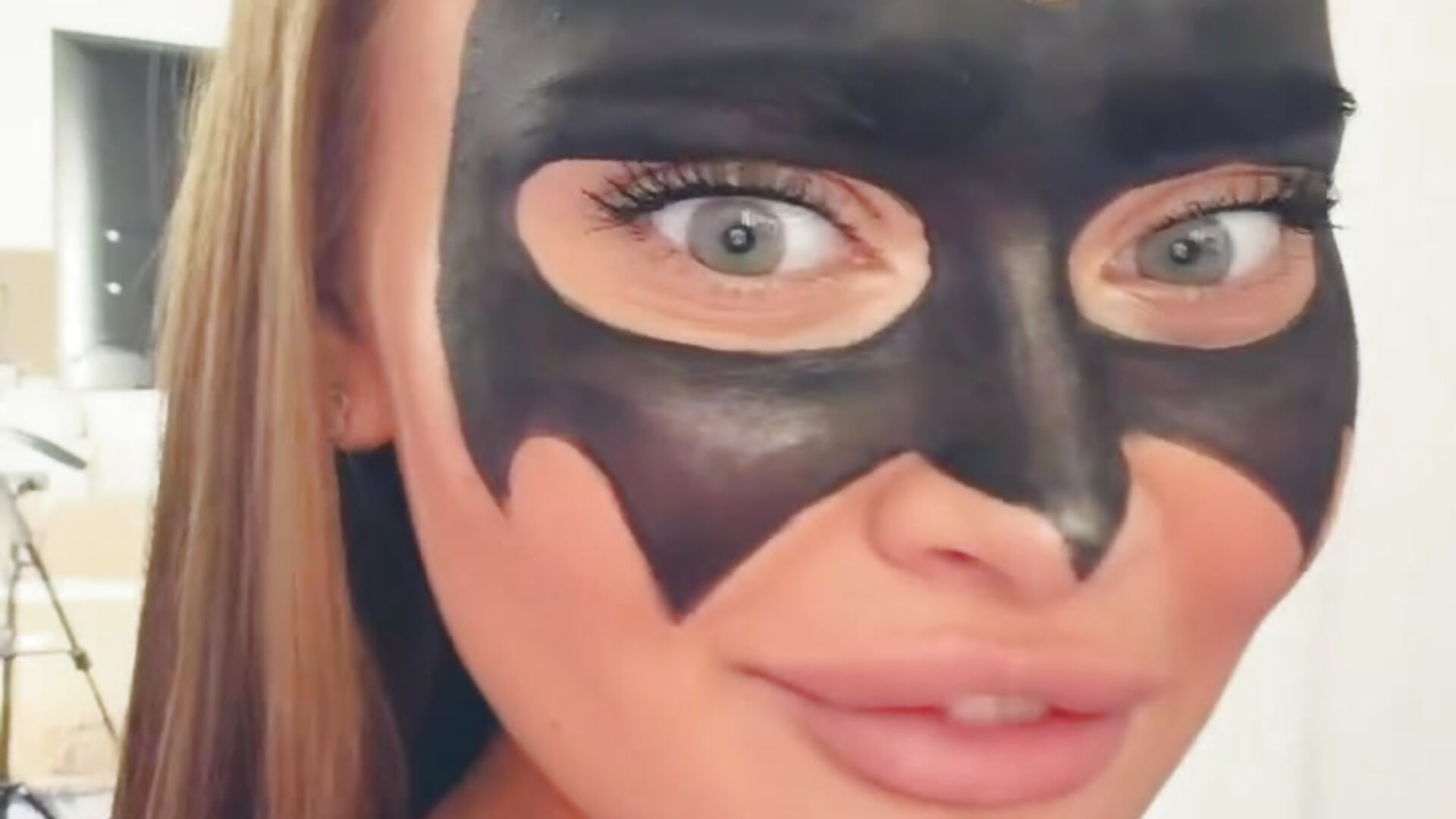 Blow a Gotham kiss 💋 – video od ArielleVox