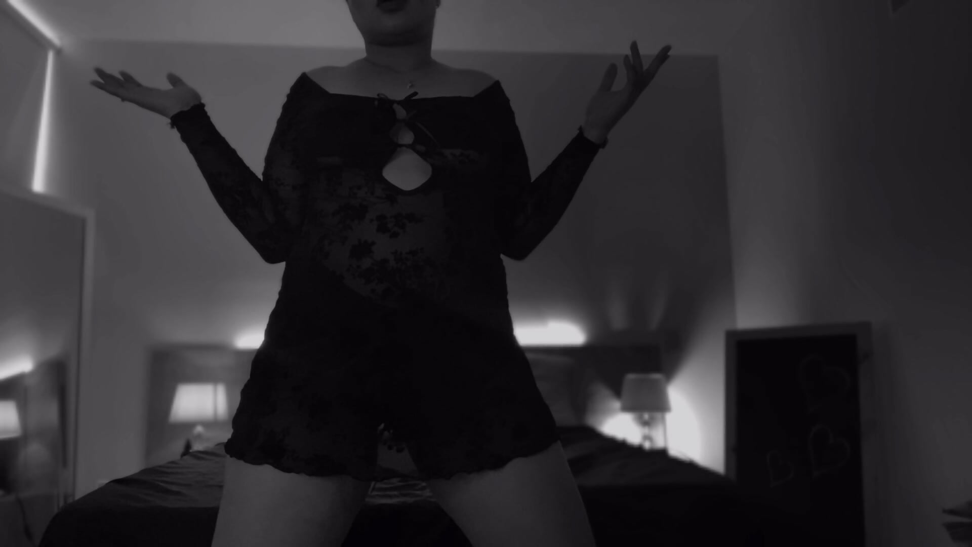 A little dance 🥵 - video oleh model kamera Nereaishot