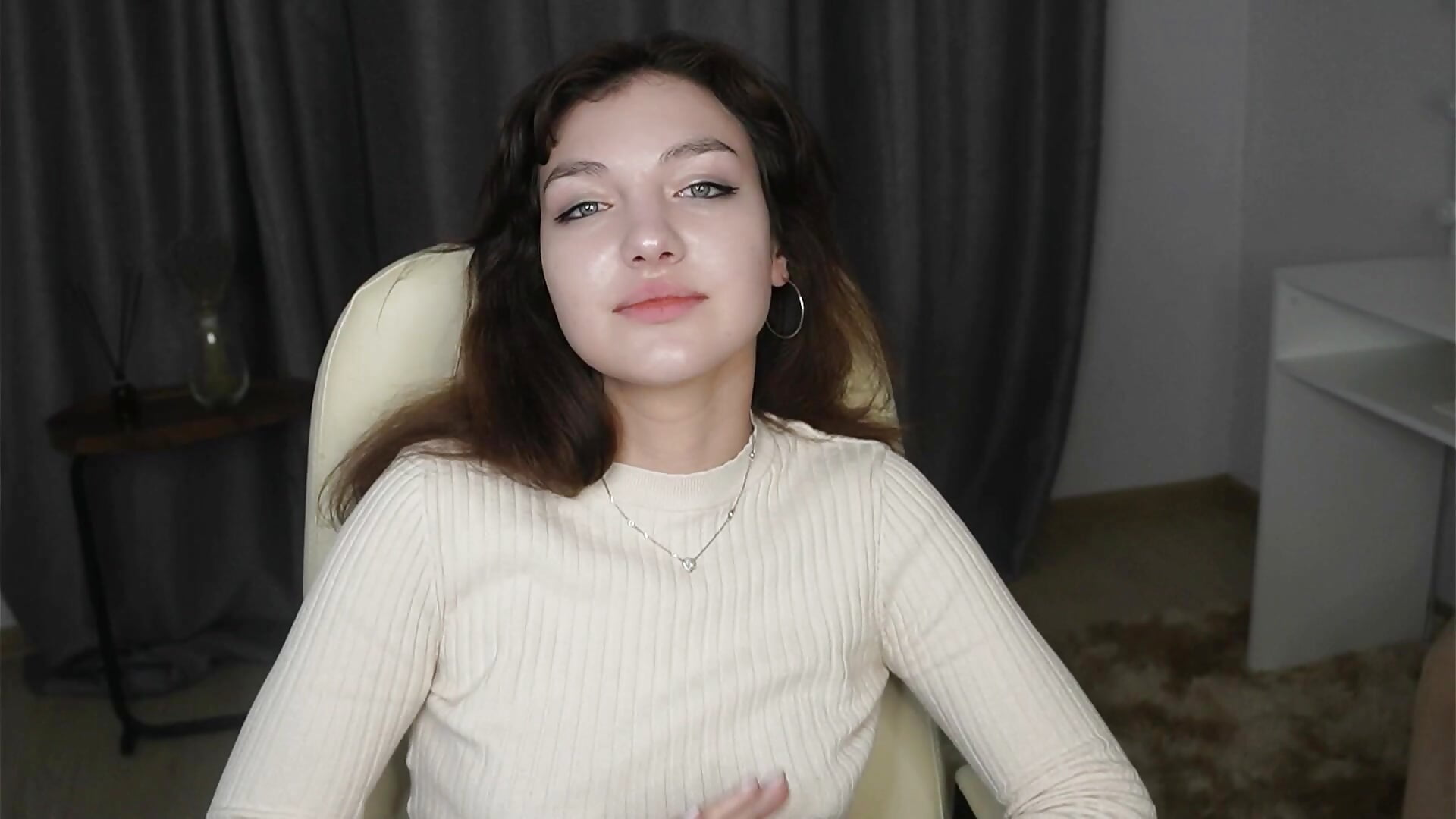 admire how beautiful I am) — filmik LomaFischel