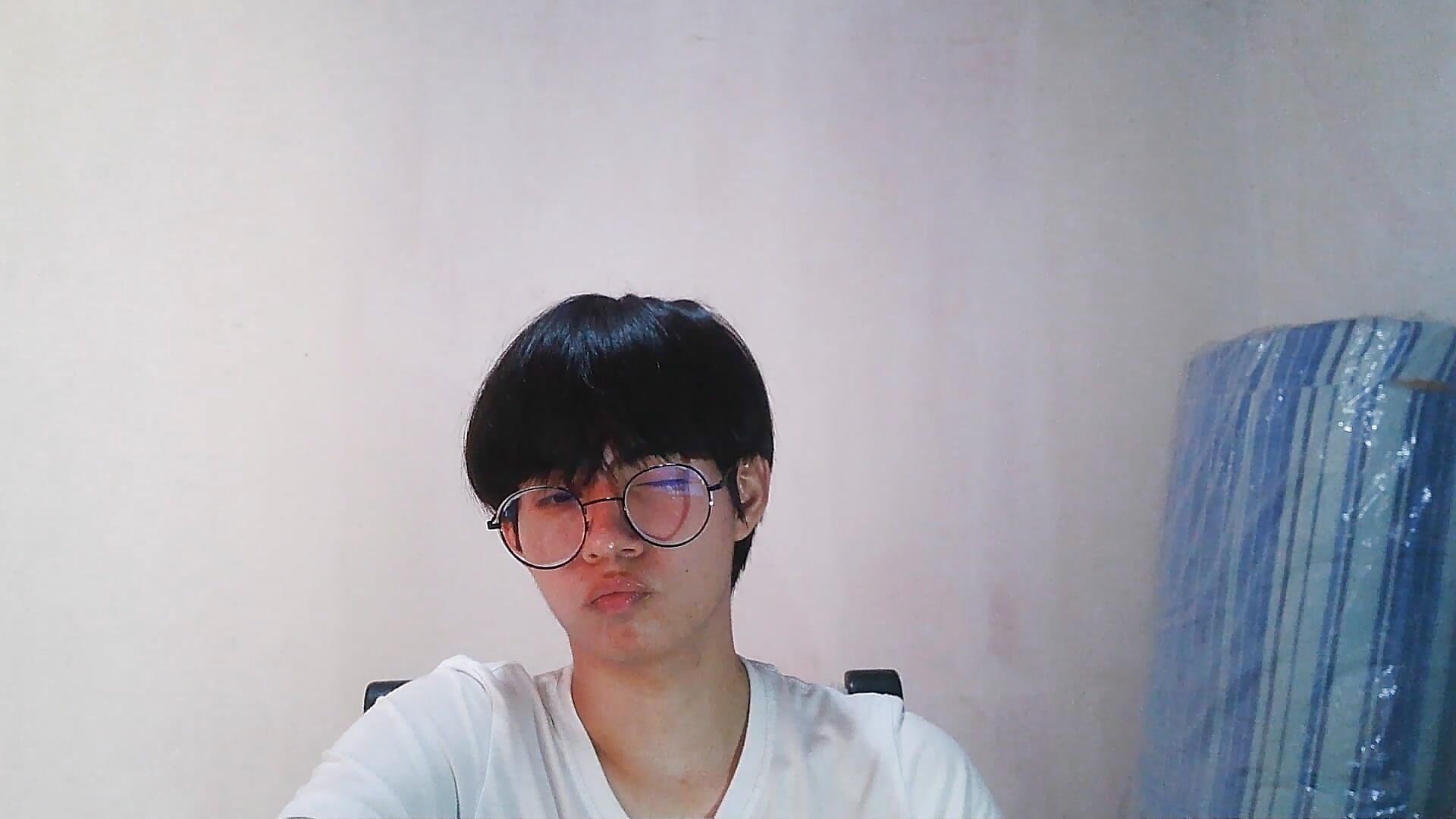 A little kiss for you - video by seung_vienblue cam model