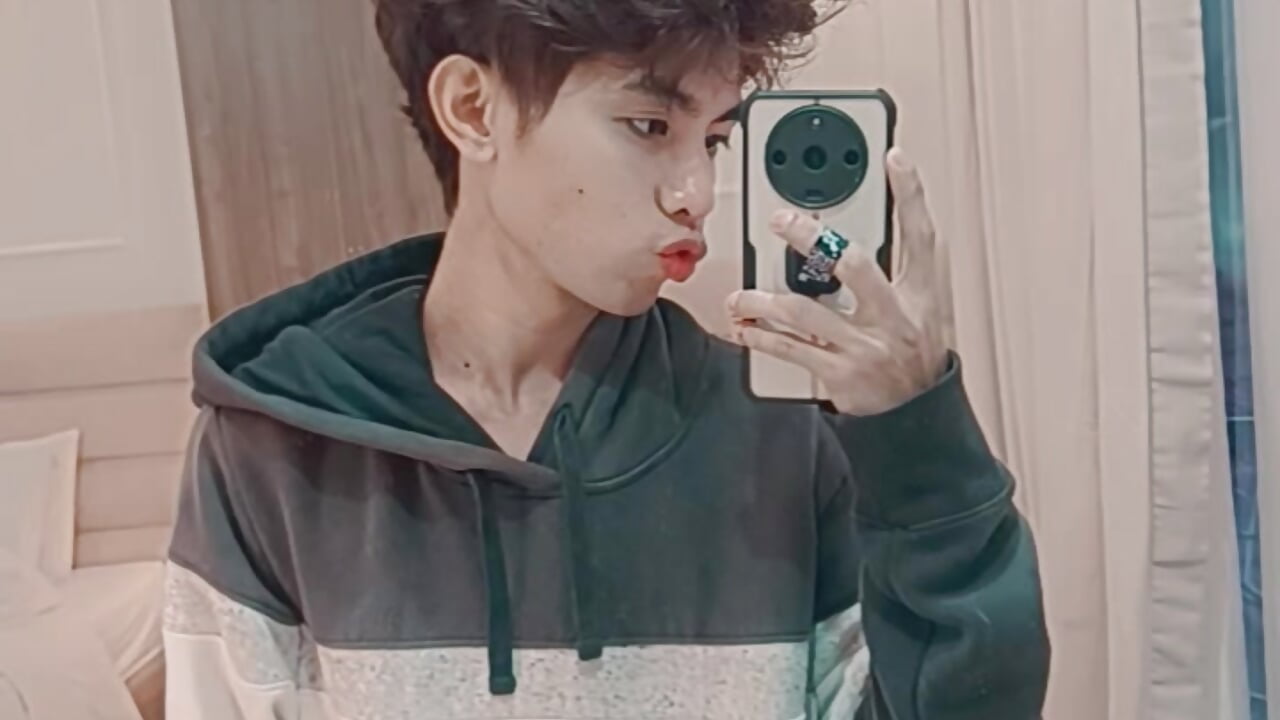 Kisses - video by WildestTwink cam model