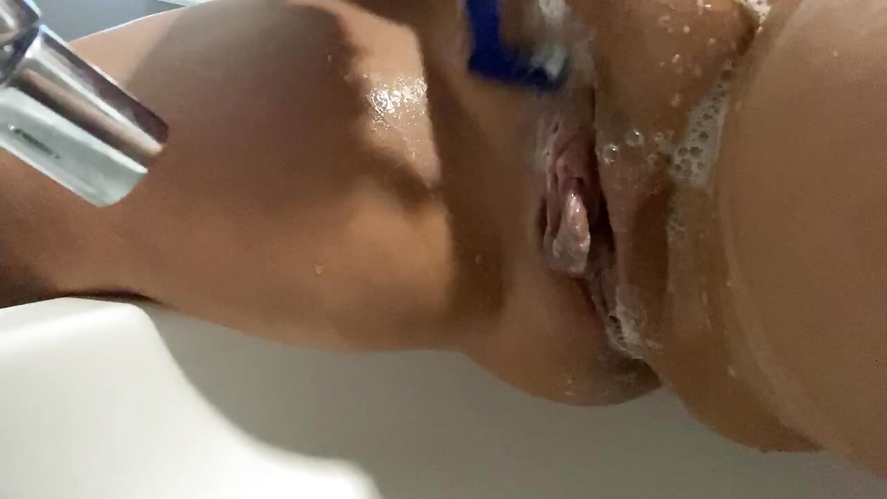 trim,3F18441B-1887-4F50-ACEF-E94678BA9D65 - video oleh crudeliafrancy kamera model