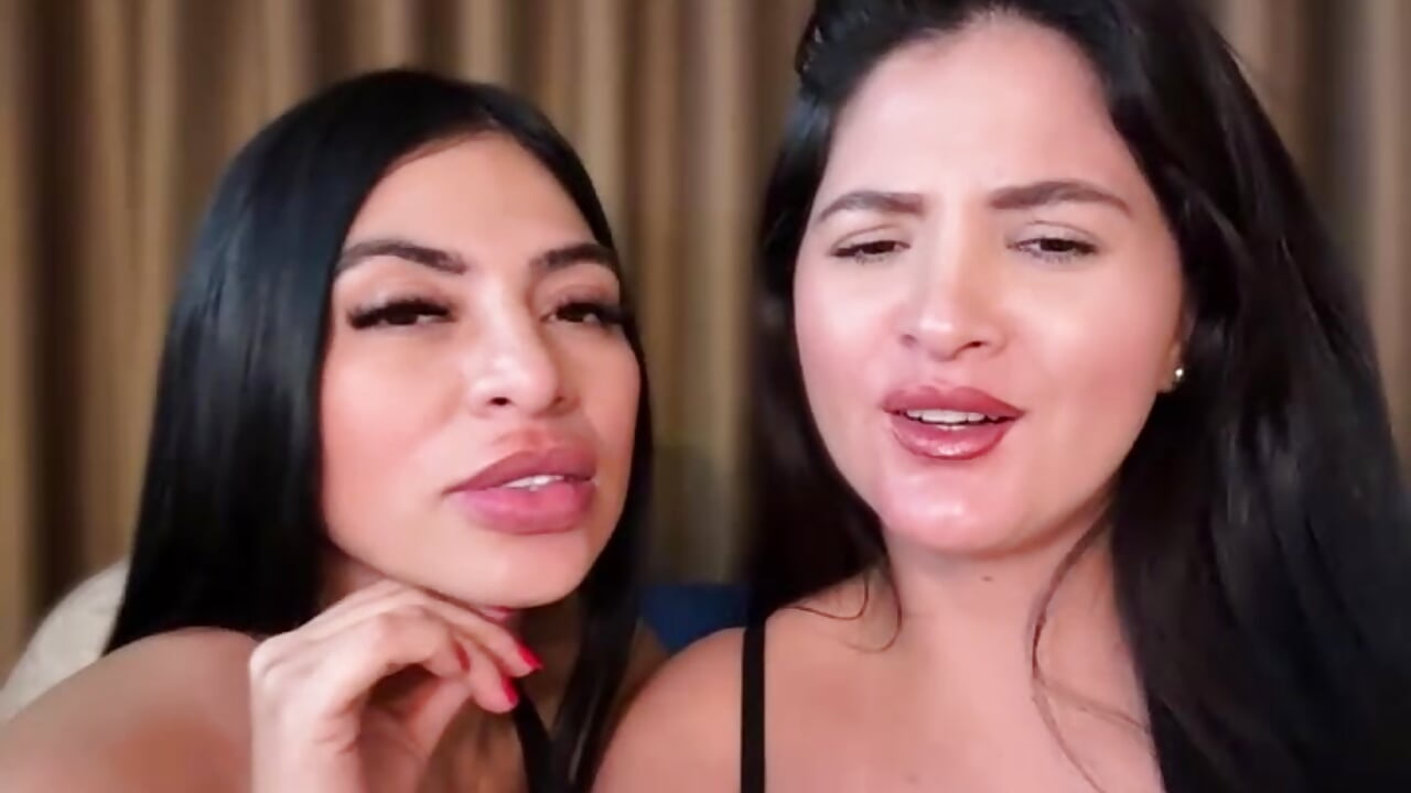 kiss with my horny friend - video by Carolina_Novoa cam model