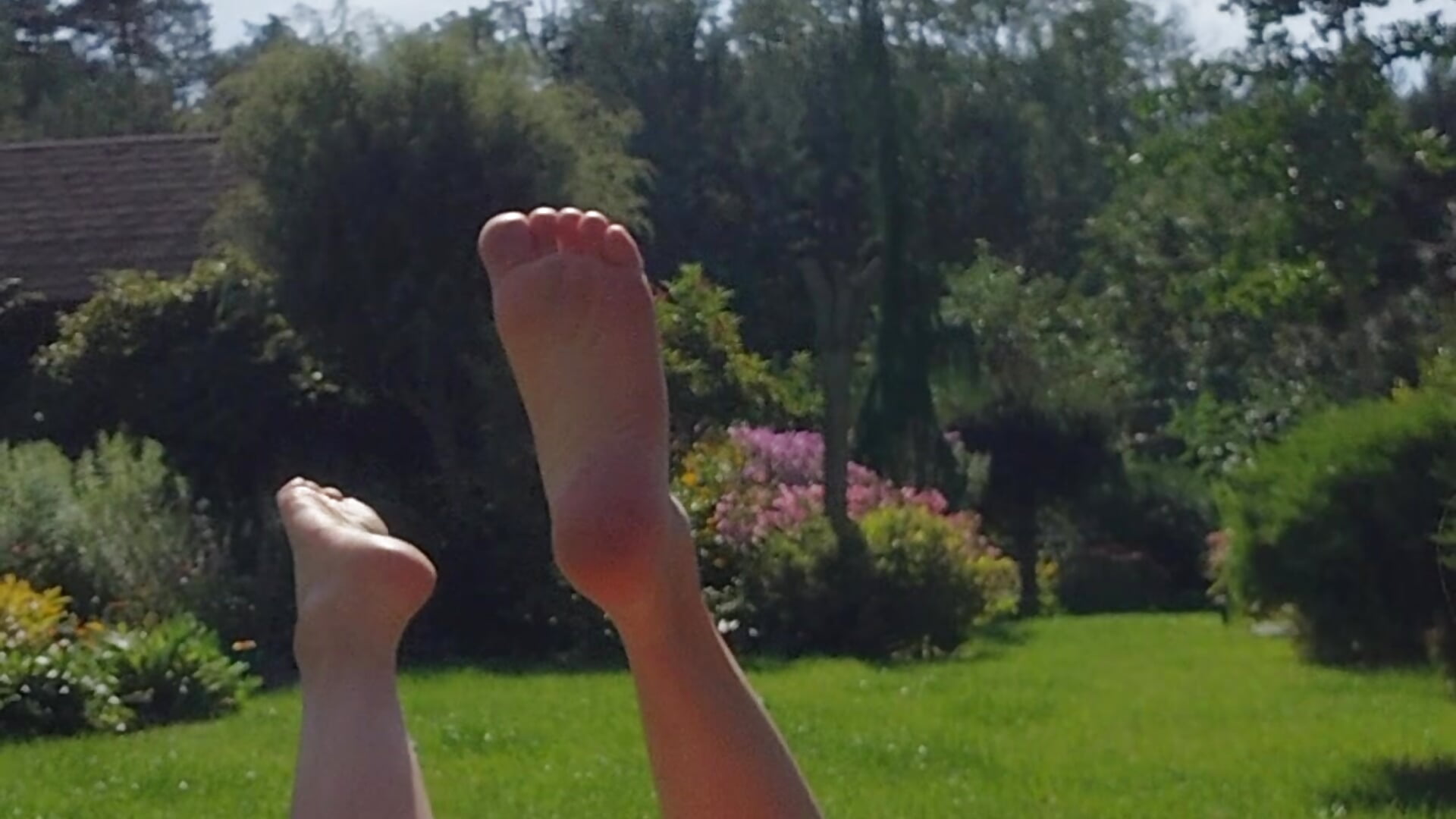 Soles outide on grass! Summer time - vídeo de la modelo de cam SluttyBanana