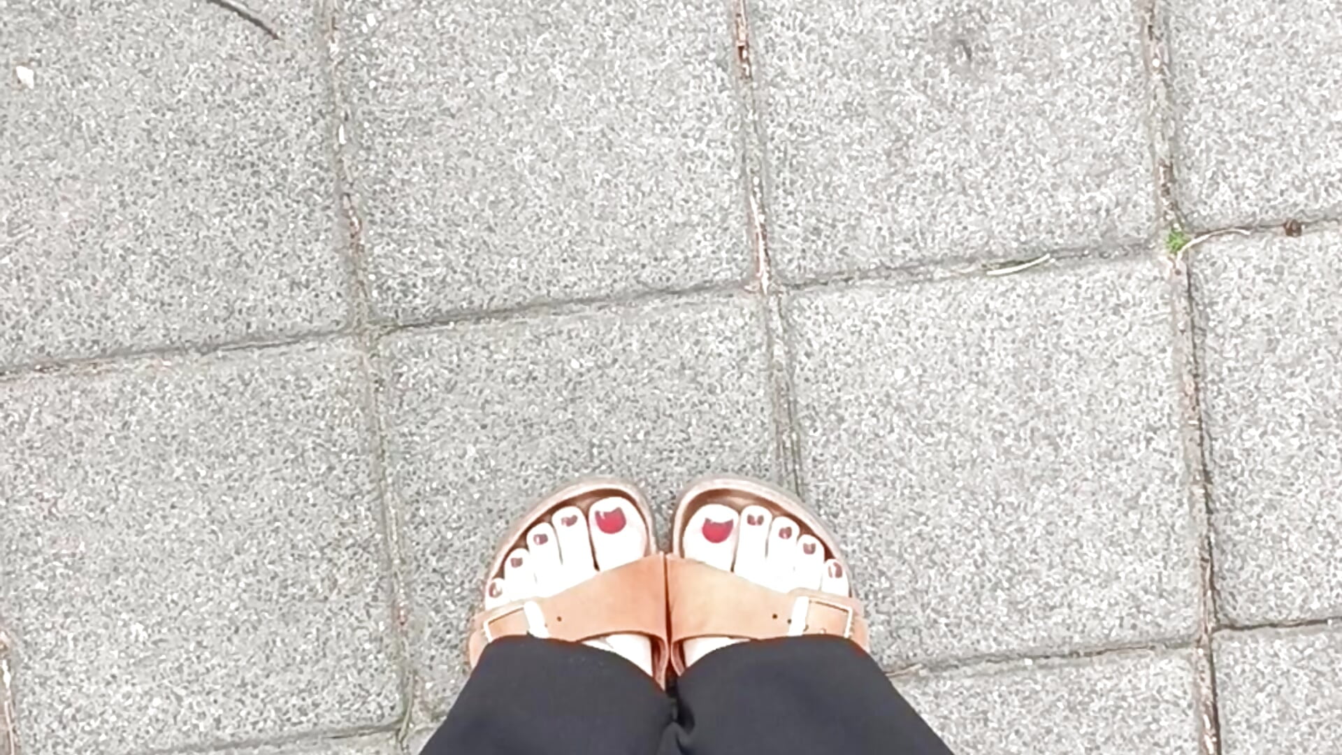 Red toes summer feet outside walking - video by SluttyBanana cam model