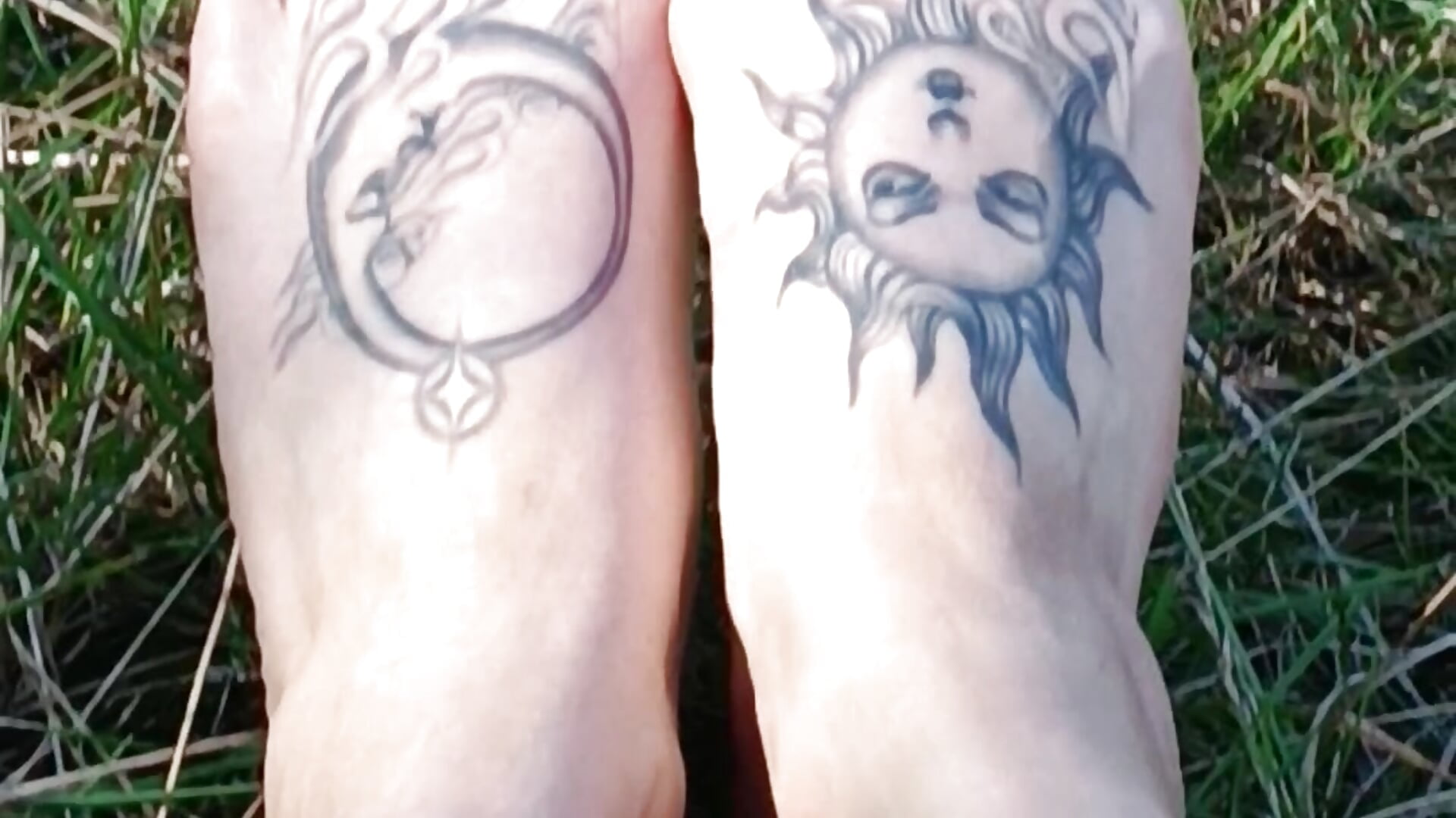 Summer Legs and feet ouside - video by SluttyBanana cam model