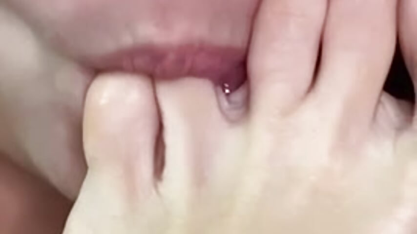 lick feet - video by SofiyaRush cam model