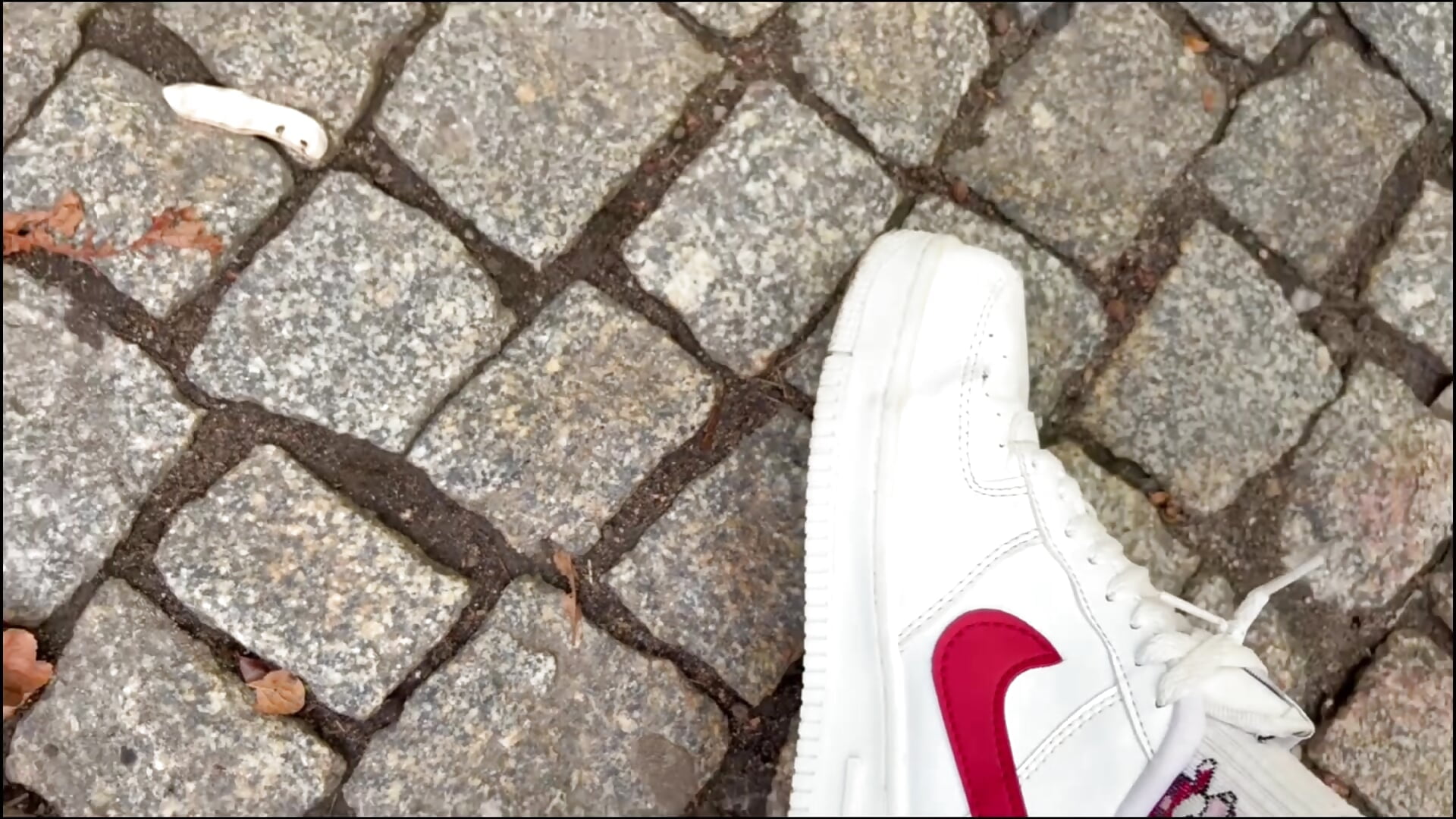 MiaXXX- Zunge Raus Du Schuhsklave