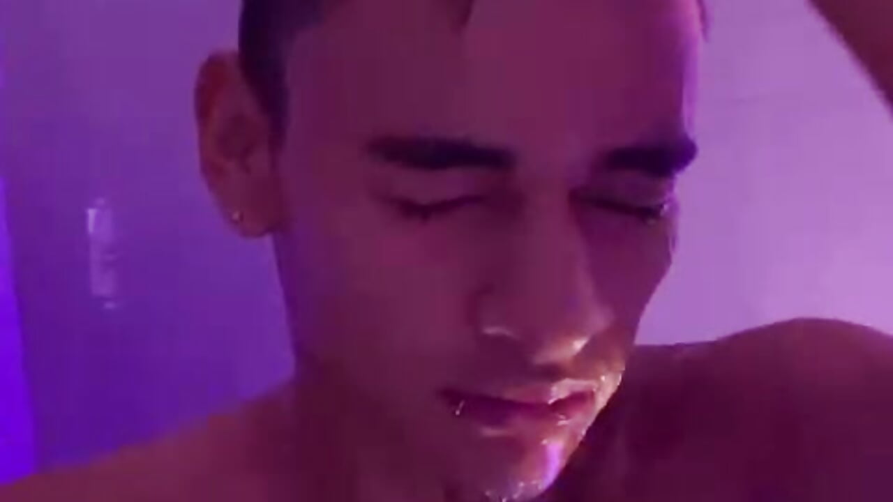 in the shower – video od webkamerové modelky VikoHands