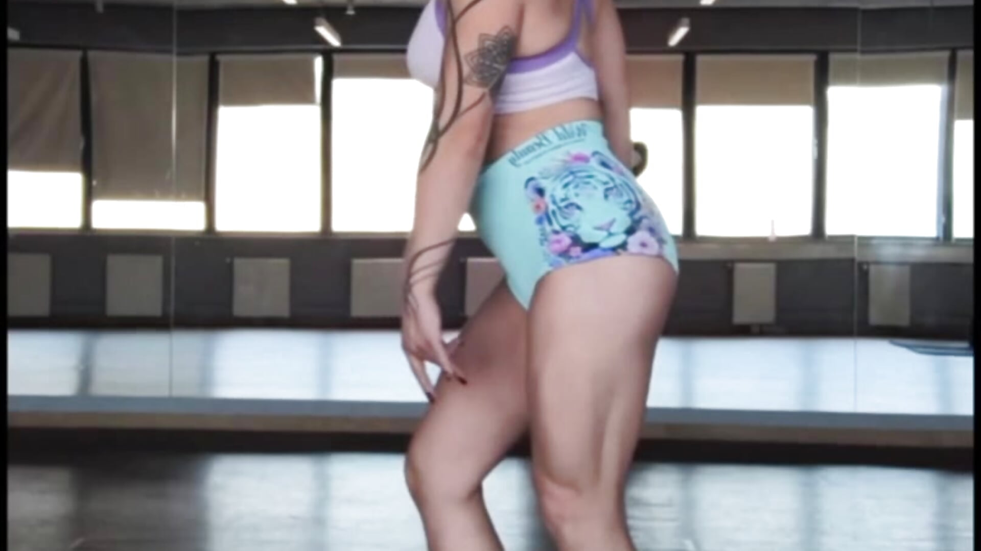 Flexing on heels 💪 - Ella__Kross adlı kamera modelinin videosu