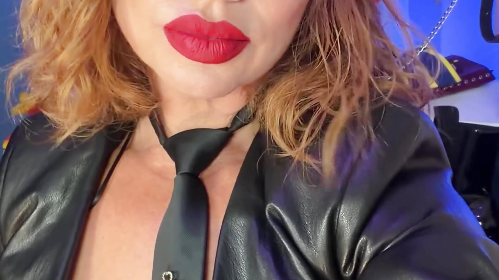 Online #leather #findom #pantyhose – video af Ella__Kross cam-model