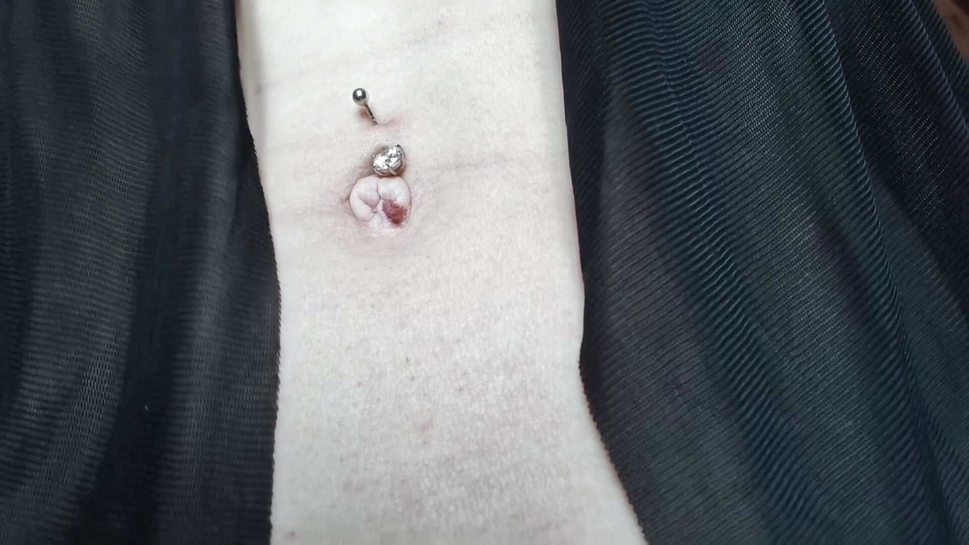 Пирсинг пупка / navel piercing - video od modelky/modela kisasuka