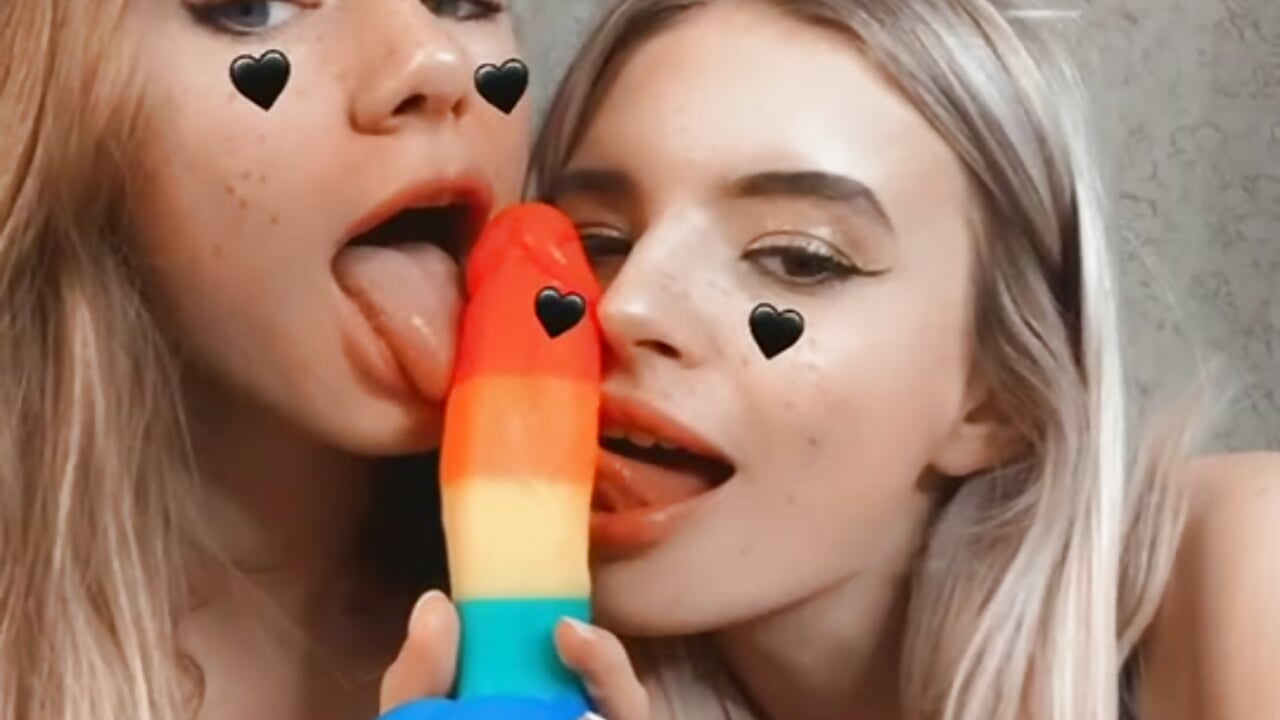 Aw hot girls - video by margolisa cam model