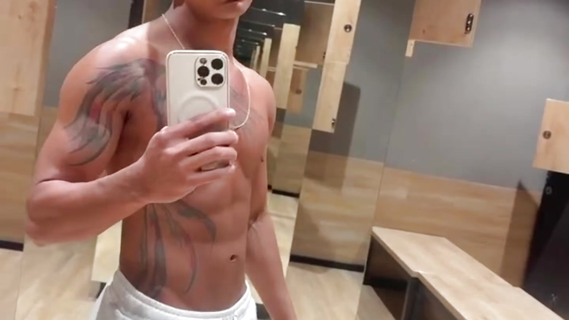 580f595839dd41f9aa2efd0c7d1c73e6 - video by _dannyaldana_ cam model