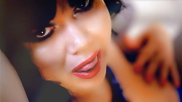 Hot dance - video by MatureVivian cam model