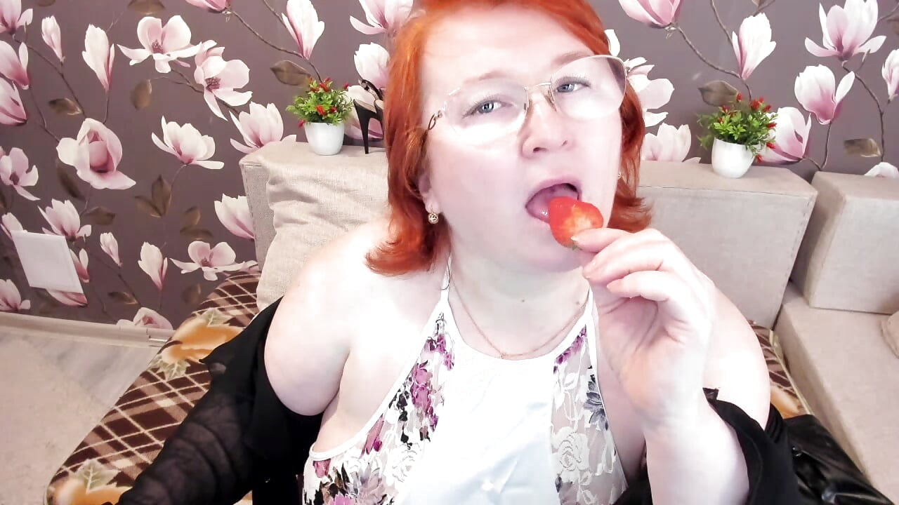 Strawberries - 視頻由 leiamillersonn 主  播提供